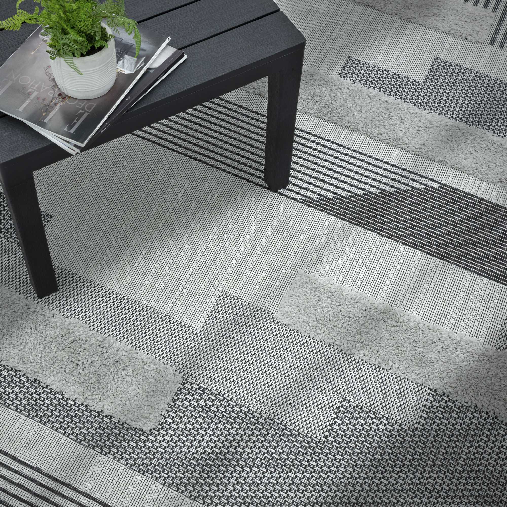 Monty Geometric Outdoor Rugs In Mn05 Black Grey